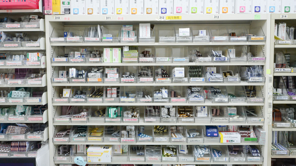 調剤薬局クスリのツルハ北大前店の薬棚