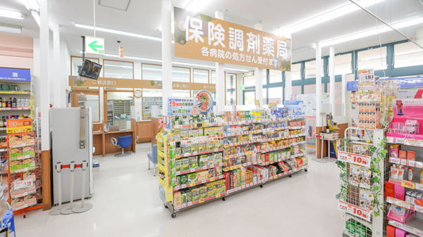 調剤薬局ツルハドラッグ平岡店の入口