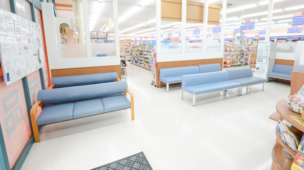 調剤薬局ツルハドラッグ平岡店の待合スペース