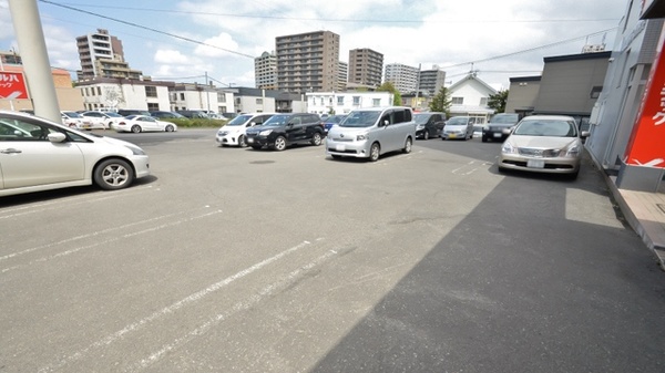 調剤薬局ツルハドラッグ旭ヶ丘8条店の駐車場