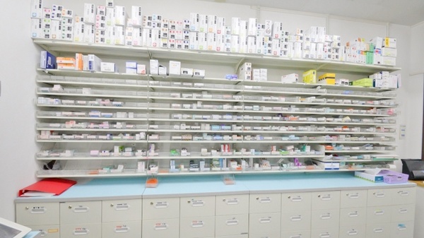 調剤薬局ツルハドラッグ旭ヶ丘8条店の薬棚