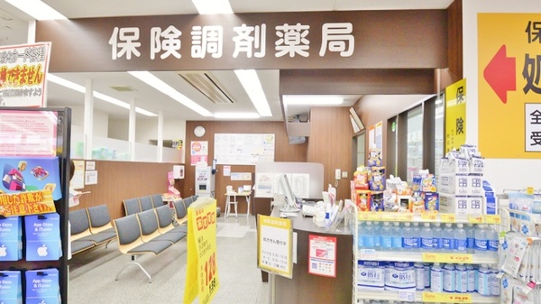 調剤薬局ツルハドラッグ旭ヶ丘8条店の入口