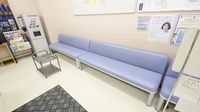 調剤薬局ツルハドラッグ桑園店の待合スペース