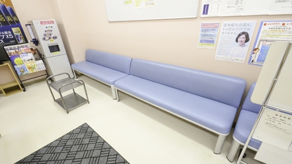 調剤薬局ツルハドラッグ桑園店の待合スペース