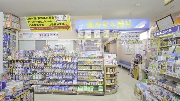 調剤薬局ツルハドラッグ桑園店の入口