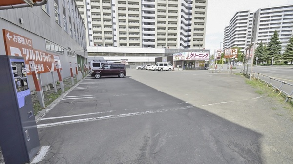 調剤薬局ツルハドラッグ桑園店の駐車場