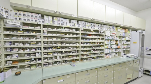 調剤薬局ツルハドラッグ桑園店の薬棚