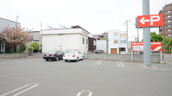 調剤薬局ツルハドラッグ山の手店の駐車場