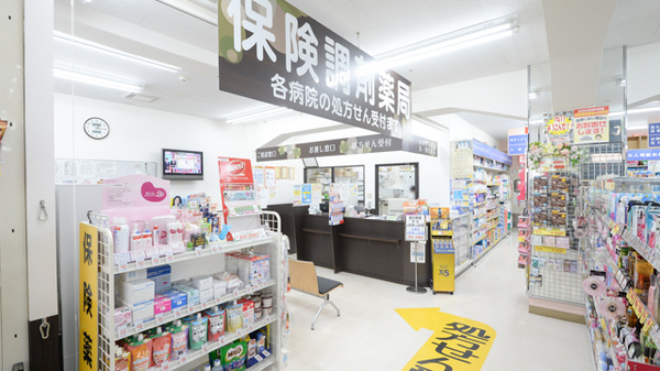 調剤薬局ツルハドラッグ山の手店の入口