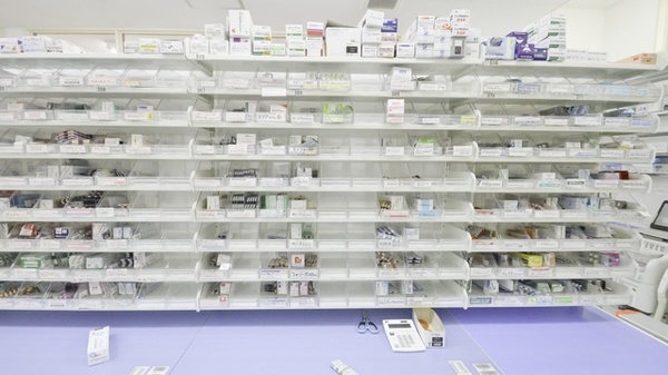 調剤薬局　ツルハドラッグ　ひばりが丘店の薬棚