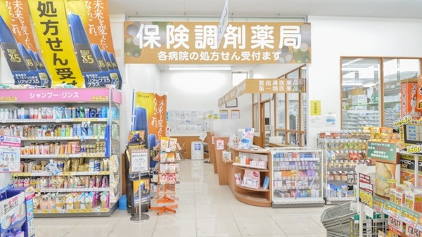調剤薬局ツルハドラッグ新琴似7条店の入口