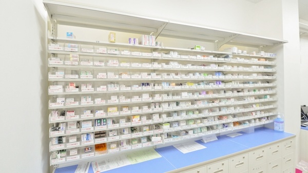 調剤薬局ツルハドラッグ新琴似1条店の薬棚