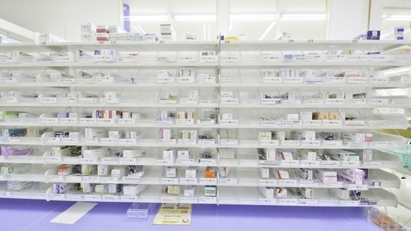 調剤薬局ツルハドラッグ琴似駅東口店の薬棚