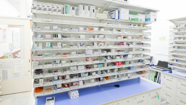 調剤薬局ツルハドラッグ北野店の薬棚