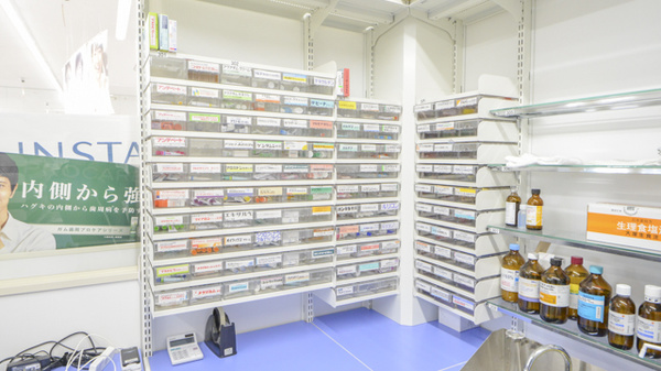 調剤薬局ツルハドラッグ花川南店の薬棚