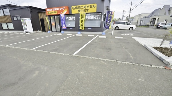 調剤薬局ツルハドラッグ拓北6条店の駐車場