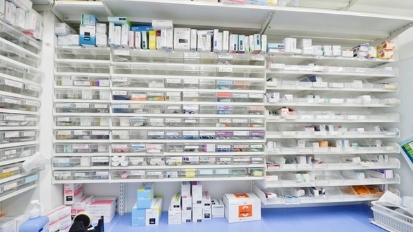 調剤薬局ツルハドラッグ宮の森3条店の薬棚