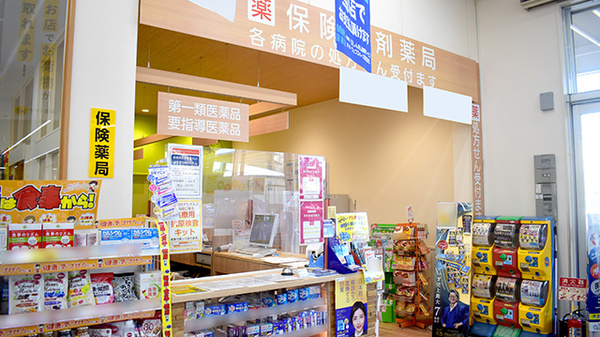 調剤薬局ツルハドラッグ白鳥店の入口