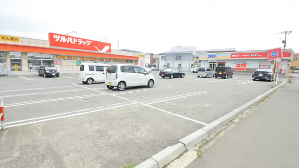 調剤薬局ツルハドラッグ湯川店の駐車場