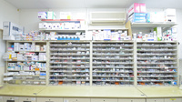 調剤薬局ツルハドラッグ湯川店の薬棚