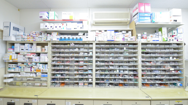 調剤薬局ツルハドラッグ湯川店の薬棚