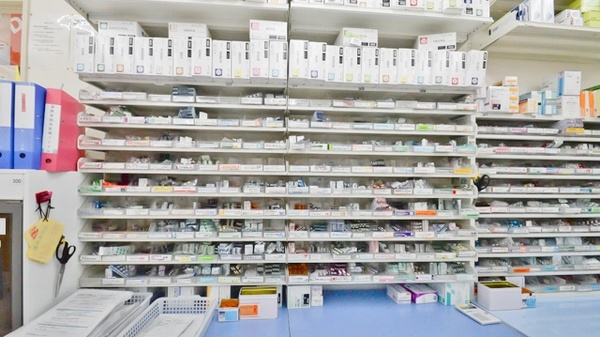 調剤薬局ツルハドラッグ大麻店の薬棚