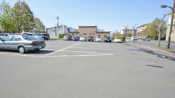 調剤薬局ツルハドラッグ大麻店の駐車場