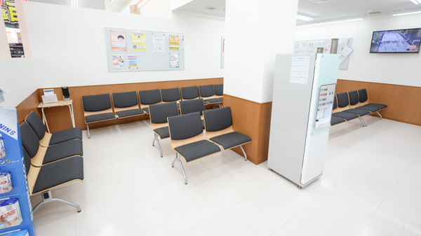 調剤薬局ツルハドラッグ岩見沢大和店の待合スペース