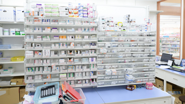 調剤薬局ツルハドラッグ岩見沢大和店の薬棚