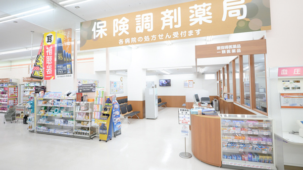 調剤薬局ツルハドラッグ岩見沢大和店の入口