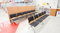 調剤薬局ツルハドラッグ東野幌店の待合スペース