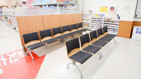 調剤薬局ツルハドラッグ東野幌店の待合スペース
