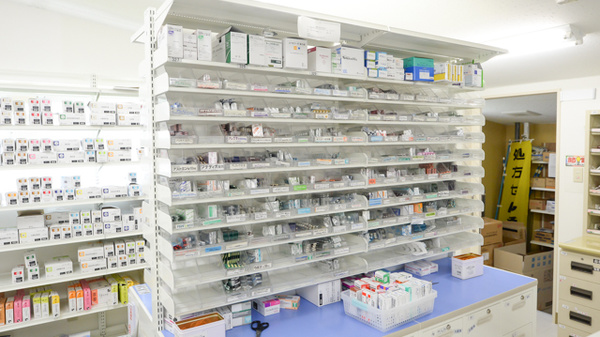 調剤薬局ツルハドラッグ東野幌店の薬棚