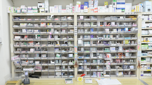 調剤薬局ツルハドラッグ千歳新富店の薬棚