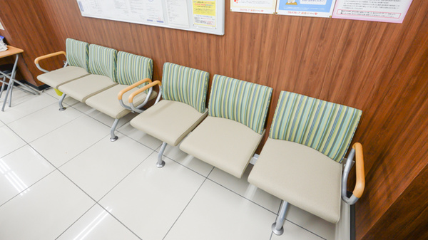 調剤薬局ツルハドラッグ沼ノ端北店の待合スペース