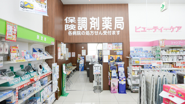 調剤薬局ツルハドラッグ沼ノ端北店の入口