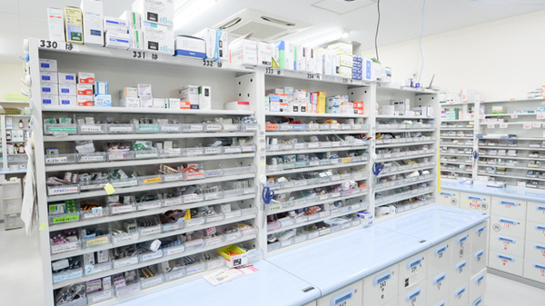 調剤薬局ツルハドラッグ苫小牧王子店の薬棚