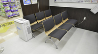 調剤薬局ツルハドラッグ函館石川店の待合スペース