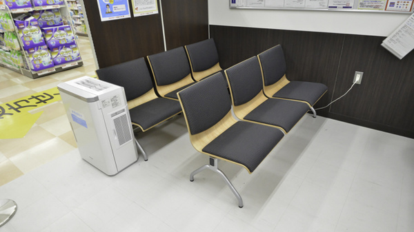 調剤薬局ツルハドラッグ函館石川店の待合スペース