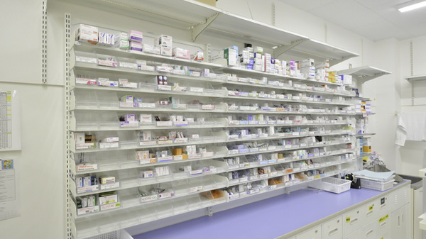 調剤薬局ツルハドラッグ函館石川店の薬棚