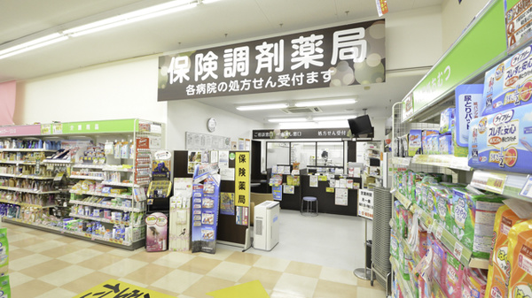 調剤薬局ツルハドラッグ函館石川店の入口