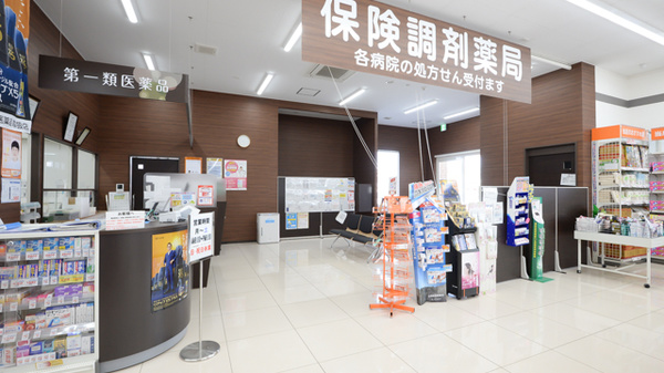 調剤薬局ツルハドラッグ恵み野西店の入口