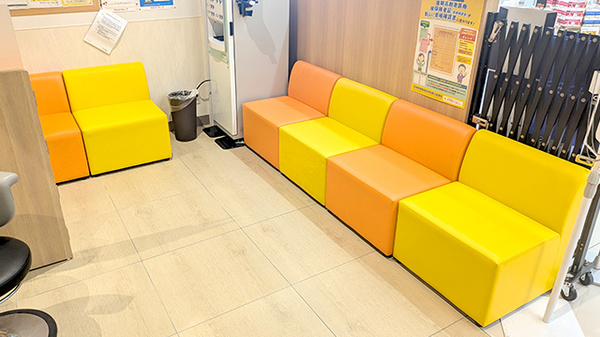 調剤薬局ツルハドラッグ石巻大街道店の待合スペース