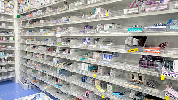 調剤薬局ツルハドラッグ石巻大街道店の薬棚