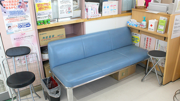 調剤薬局ツルハドラッグ南光台店の待合スペース