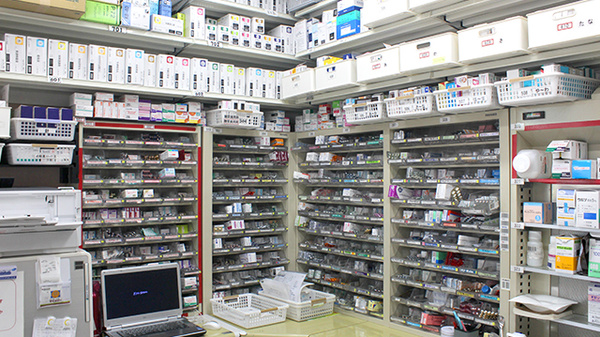 調剤薬局ツルハドラッグ南光台店の薬棚