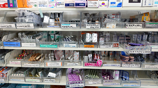 調剤薬局ツルハドラッグ仙台中田店の薬棚