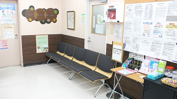 調剤薬局ツルハドラッグ小鶴新田店の待合スペース