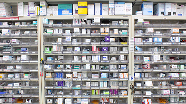 調剤薬局ツルハドラッグ小鶴新田店の薬棚