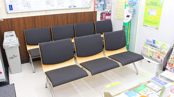 調剤薬局ツルハドラッグ明石南店の待合スペース